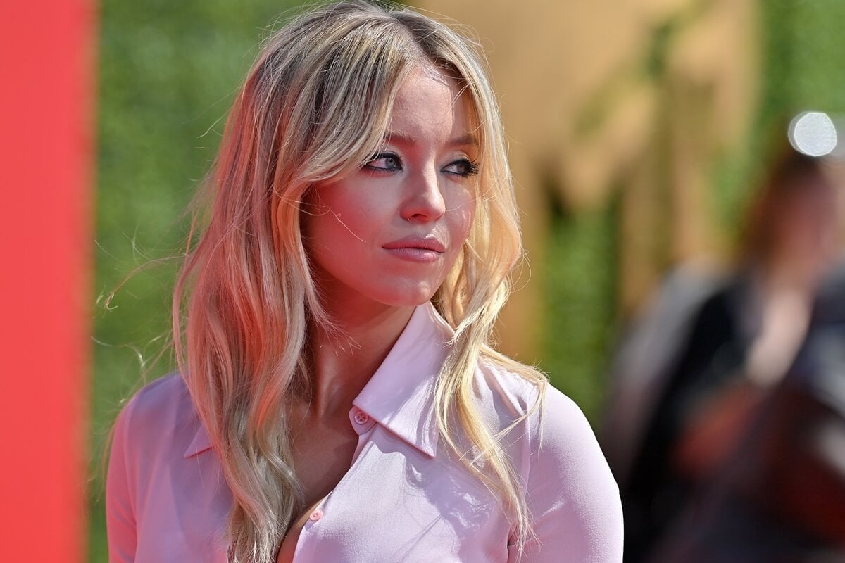 Sydney Sweeney posing in a collared shirt at the 2022 MTV Movie & TV Awards.