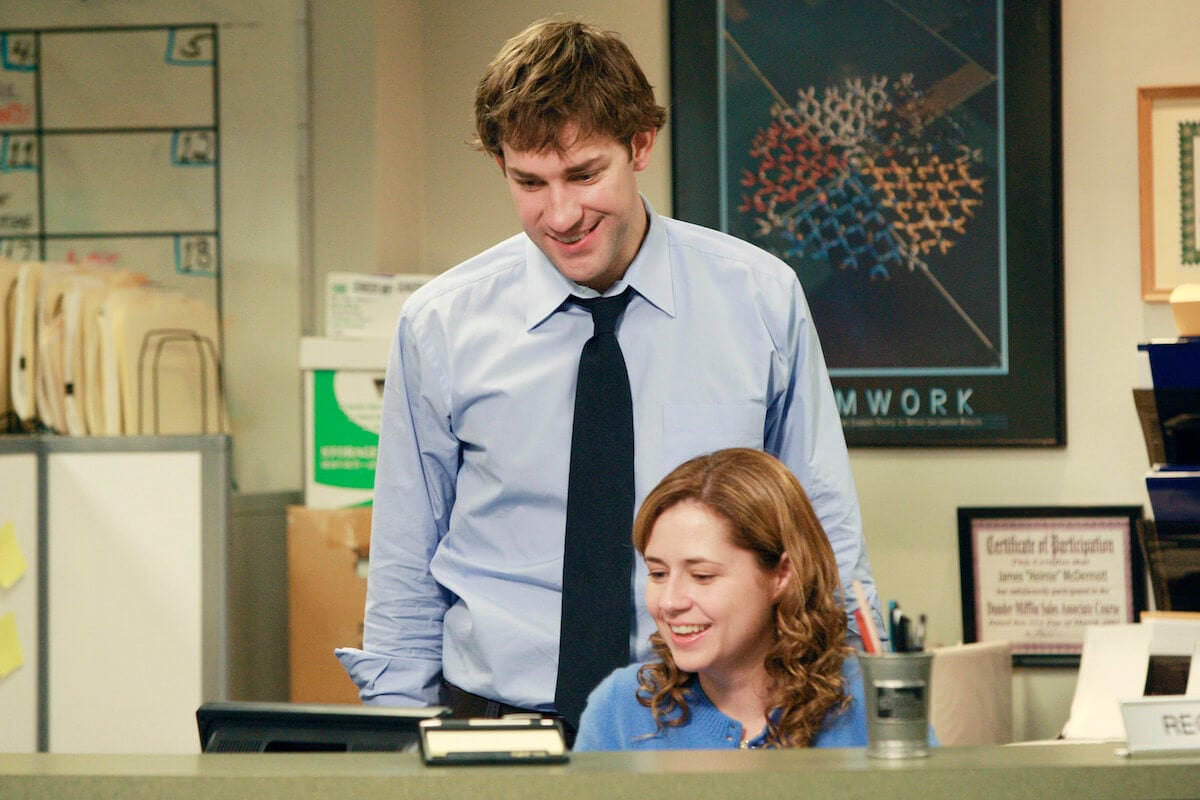 'The Office': John Krasinski stands over Jenna Fischer under fluorescent lighting