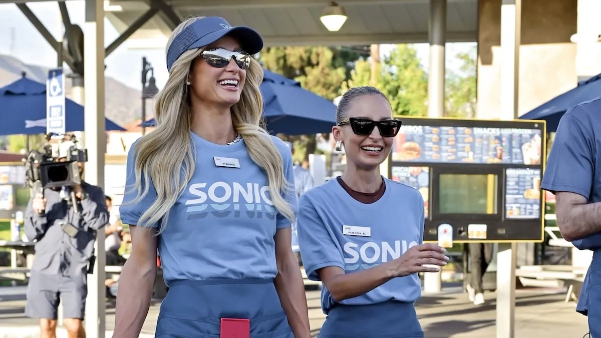 Wearing blue Sonic tee shirts, Paris Hilton and Nicole Richie work at Sonic Drive-In while filming scenes for “The Simple Life” reboot